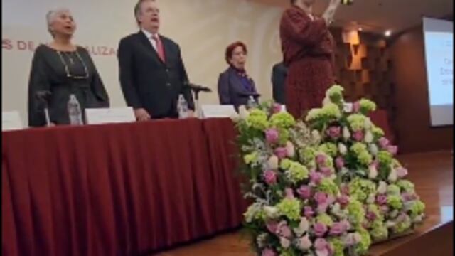 Olga Sánchez Cordero y Marcelo Ebrard entregan carta de naturalización a Mon Laferte