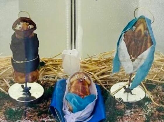 Crean nacimiento con wafles de genitales.