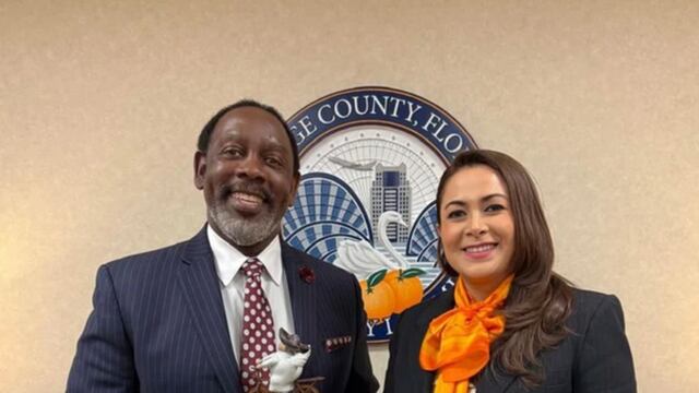 Tere Jiménez con el alcalde del condado de Orange, Florida