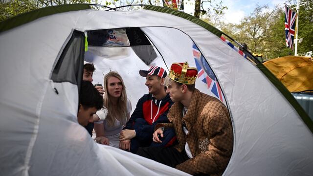 Coronación de Carlos III desata la euforia y acampan cual si fuera concierto