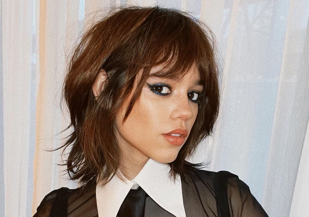 Jenna Ortega puso de moda este atrevido peinado para estas fiestas