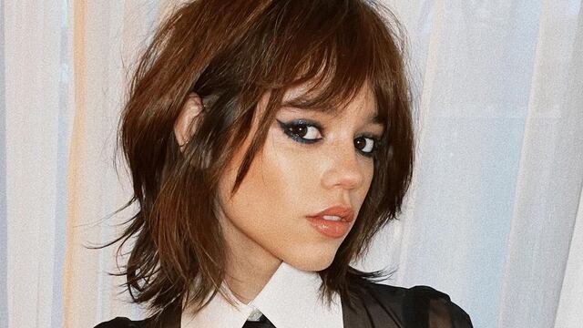 Jenna Ortega puso de moda este atrevido peinado para estas fiestas