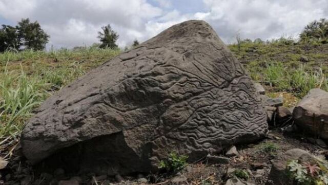 Mapa tallado en piedra