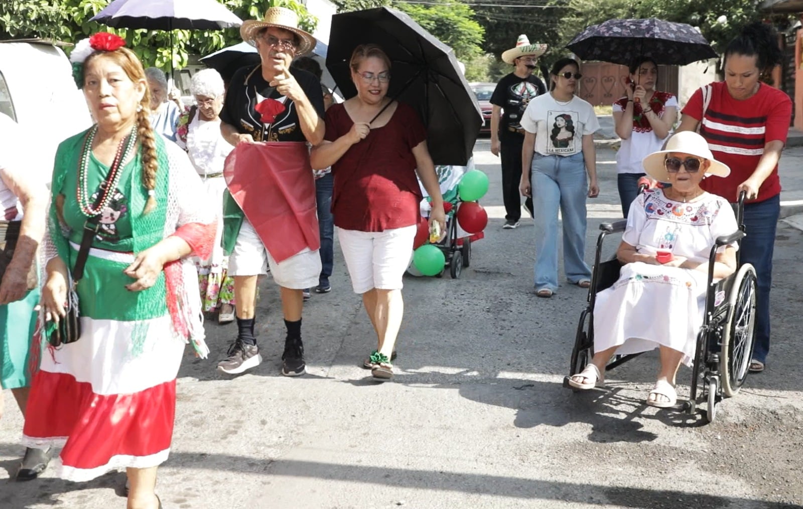 Adultos mayores de la Casa Club de Escobedo realizan desfile patrio.