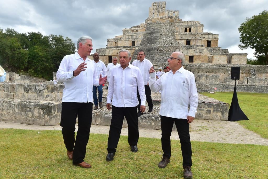 Miguel Díaz-Canel recibe la Orden Mexicana del Águila Azteca de manos de AMLO.