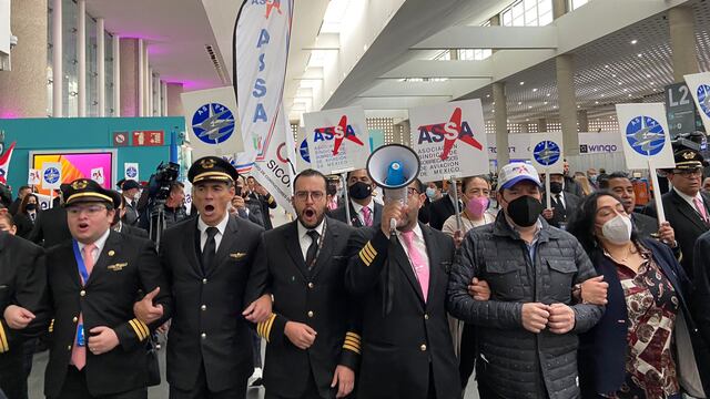 Personal de Aeromar protesta en el AICM