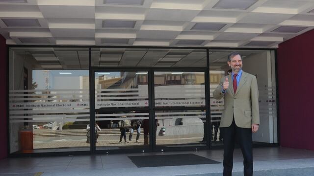 Lorenzo Córdova, consejero presidente del INE, afuera de las oficinas del instituto electoral.