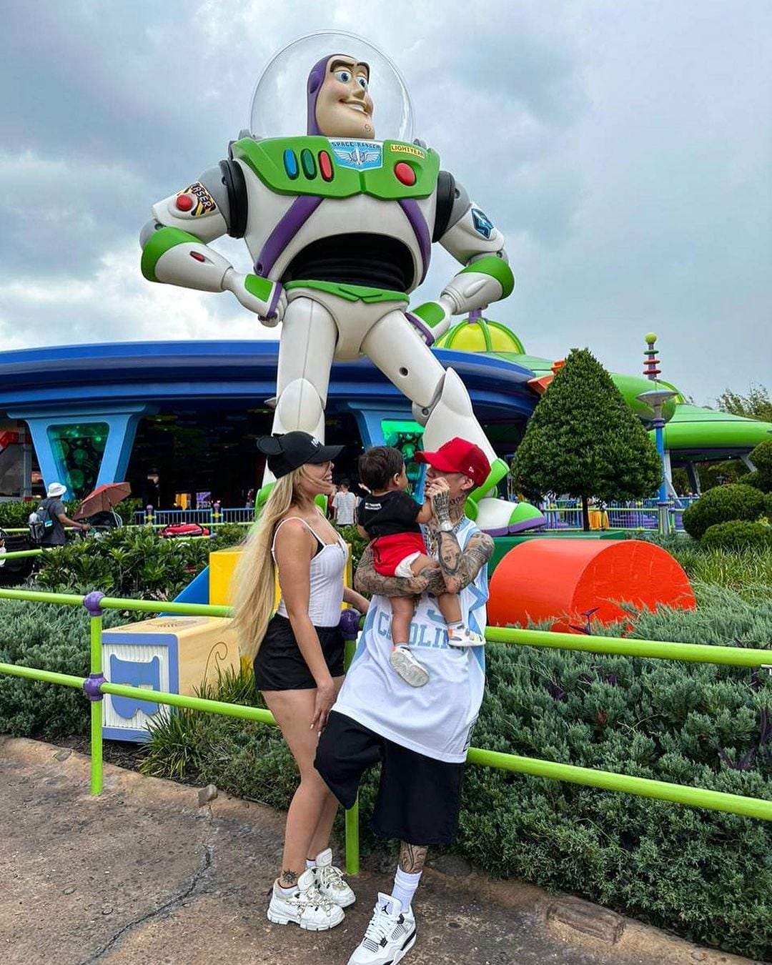 Santa Fe Klan y Maya Nazor reunidos en Disney por su hijo Luka.