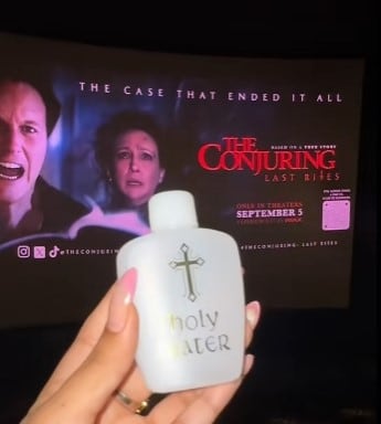 Funciones de El Conjuro: Los Últimos Ritos van con sacerdote y agua bendita
