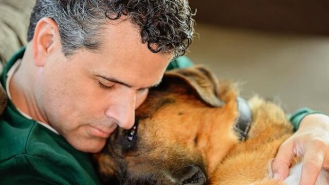 Marco Antonio Regil y su perro 'Bernie'