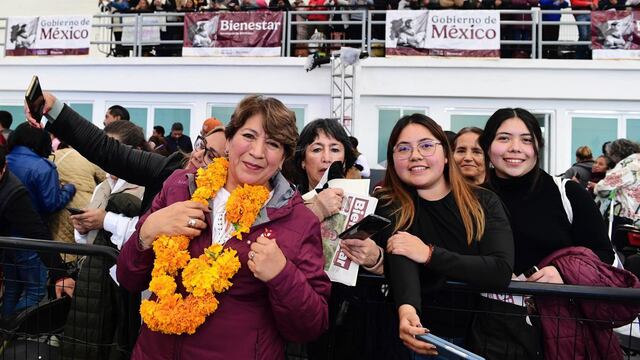 Delfina Gómez entrega pensiones Mujeres con Bienestar