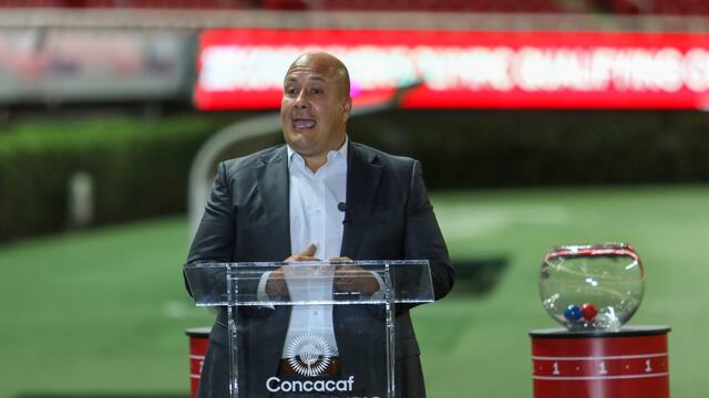 ¡Agarrénse! Enrique Alfaro está listo para el futbol champagne tras graduarse en Universidad del Real Madrid.
