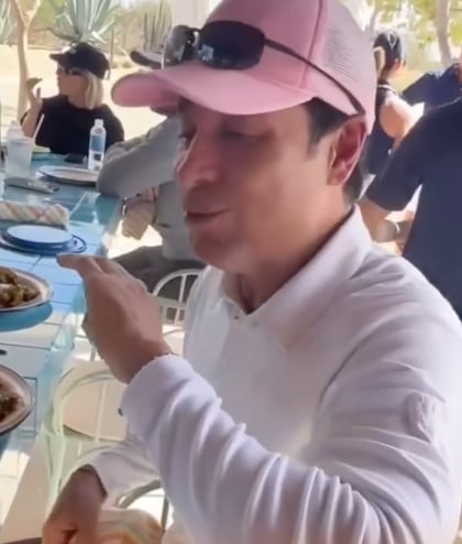 Chayanne prueba por primera vez los tacos con piña y así fue su reacción