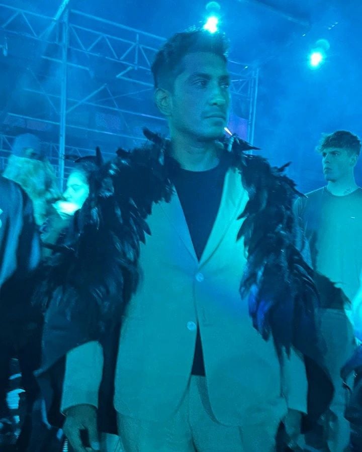 Tenoch Huerta luciendo capa emplumada de Paracho, Michoacán