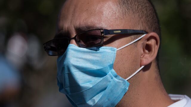 Hombre con cubrebocas