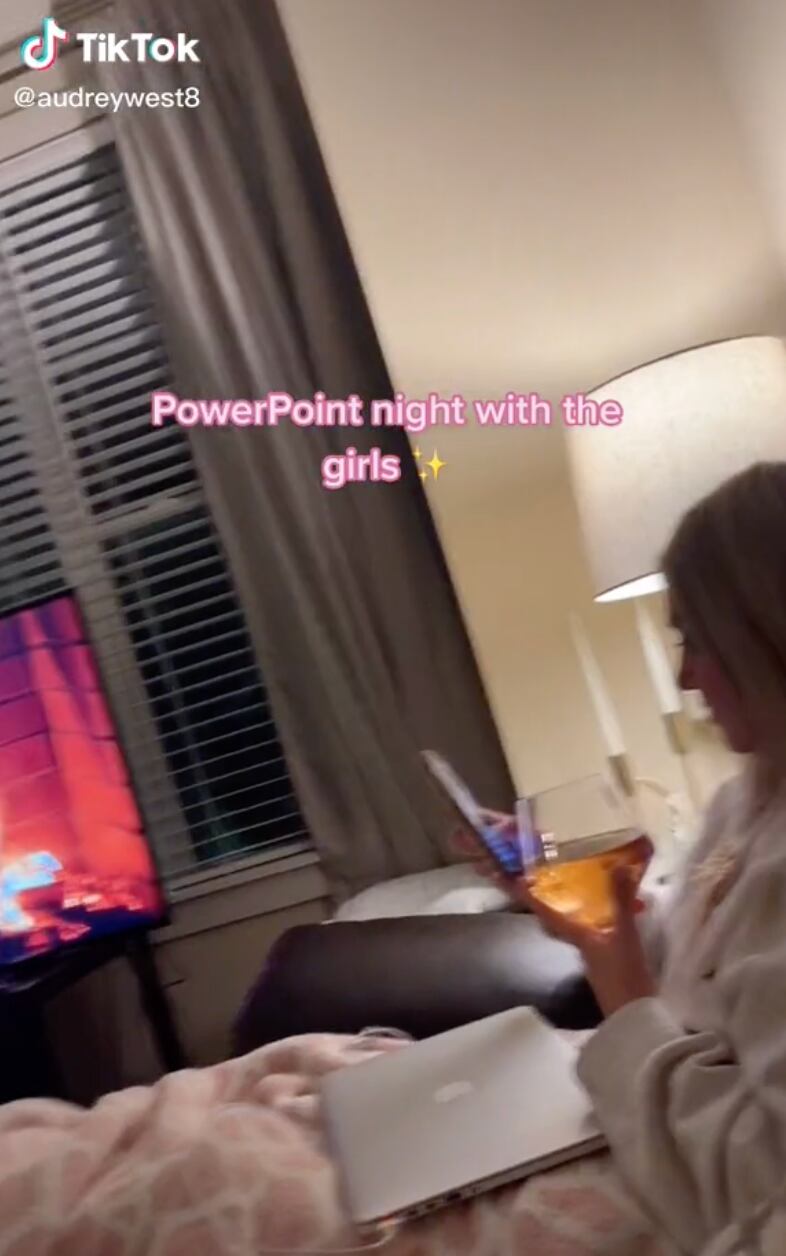 Amigas hacen diapositivas PowerPoint sobre sus secretos