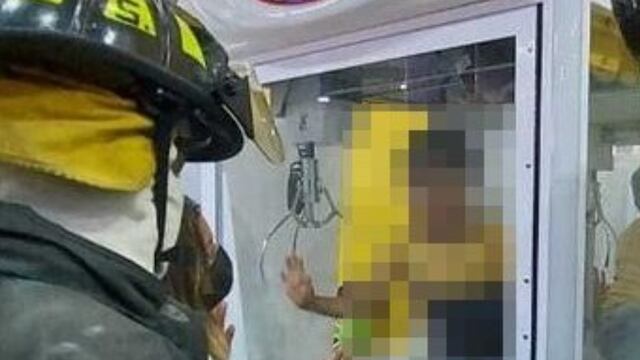Bomberos de la Ciudad de México rescatan a niño atorado en máquina de peluches.
