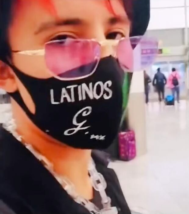 Joven esperando a su novia
