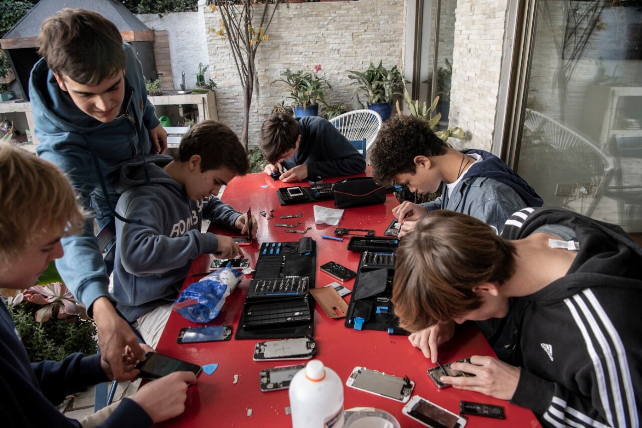 Tiberio Malaiu repara celulares para regalarlos a estudiantes