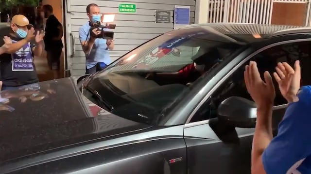 Javier Aguirre sale del Estadio