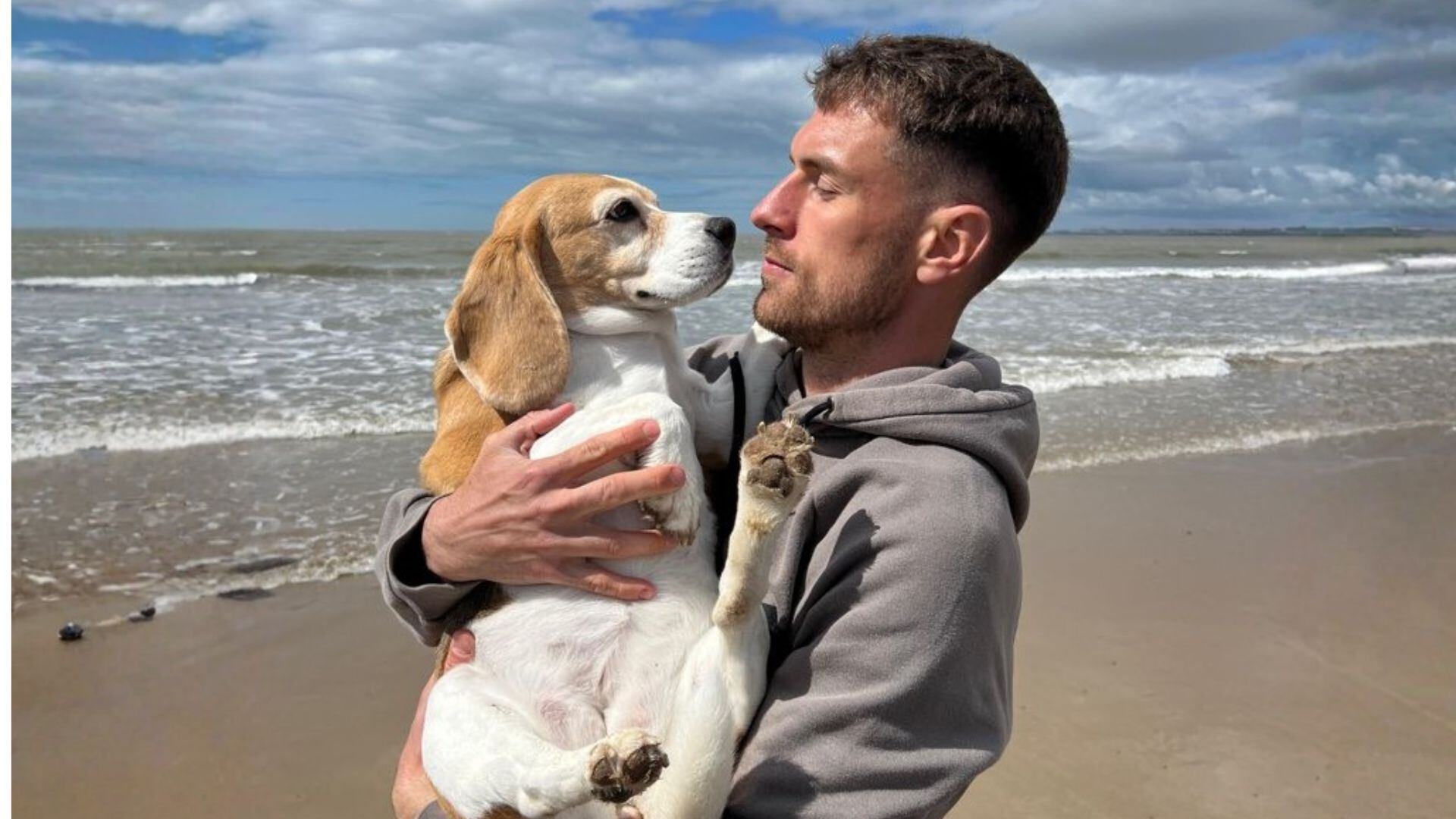 Lo que muy probablemente sucedió con el perrito de Aaron Ramsey