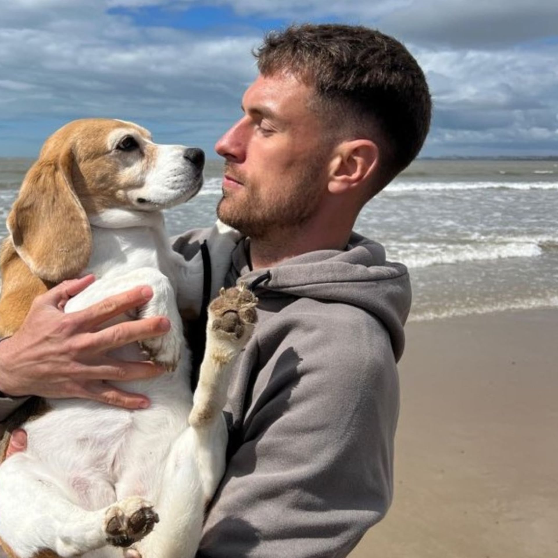 Lo que muy probablemente sucedió con el perrito de Aaron Ramsey