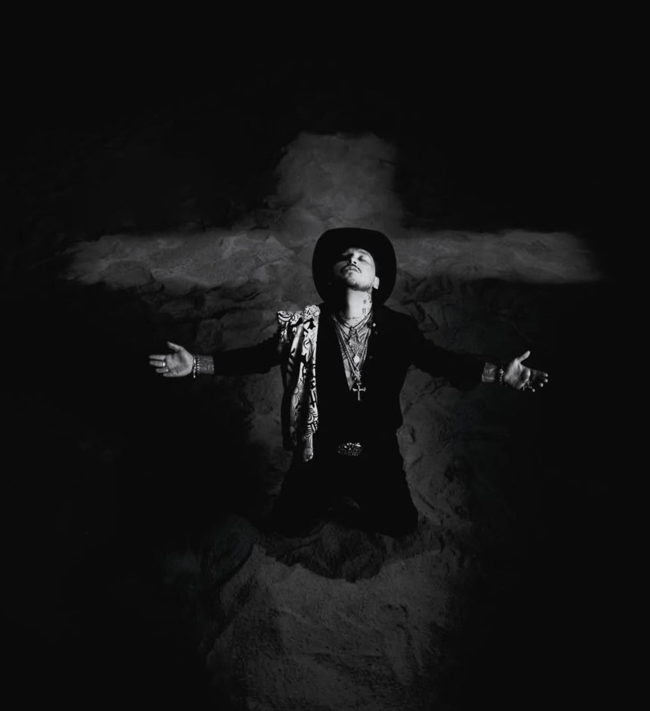 Christian Nodal comparte foto crucificado