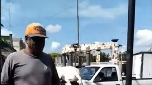 Hombre mutila cola de perro callejero con tijeras de jardinero en Puebla