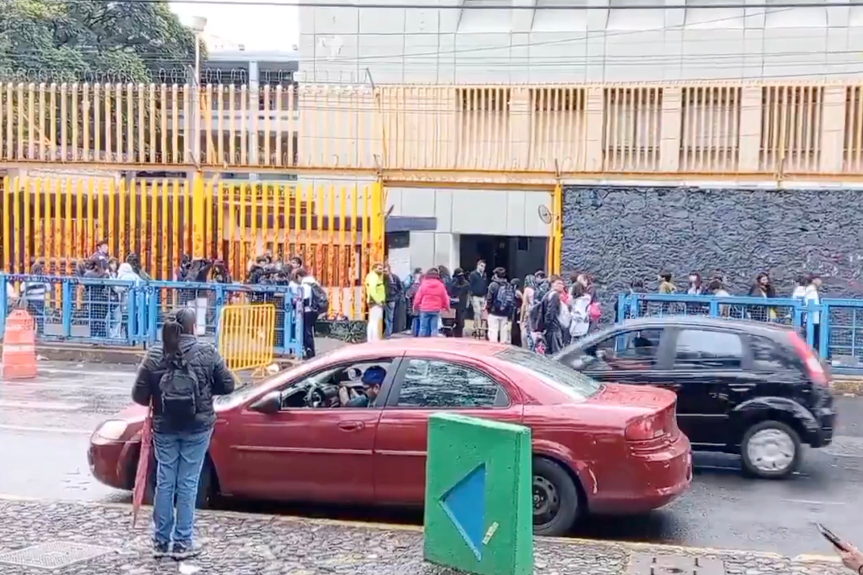 Prepa 8 de la UNAM: encapuchados toman el plantel