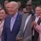 VIDEO: Joe Biden quieto mientras todos bailan y cantan a su alrededor, inspira los mejores comentarios
