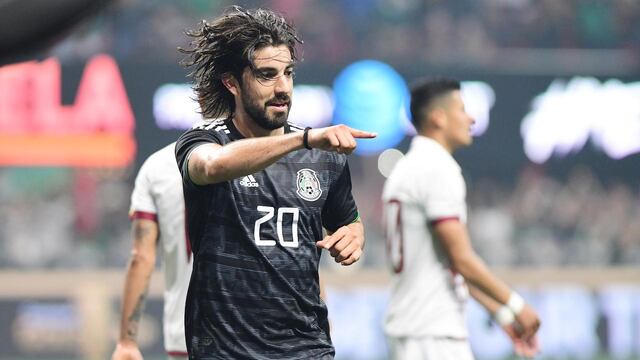 Pizarro celebrando un gol con el Tri