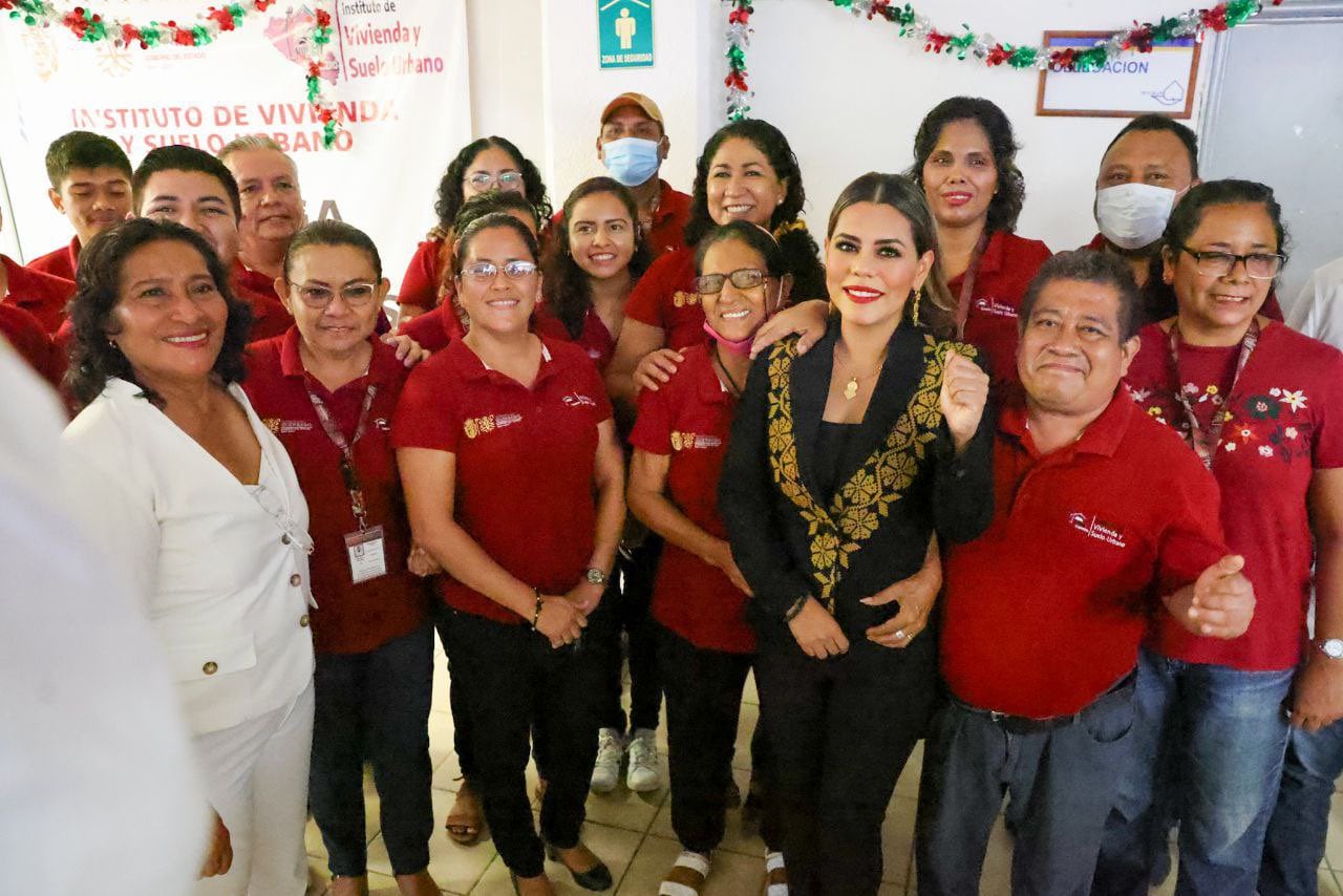 Evelyn Salgado entrega escrituras a familias de Acapulco