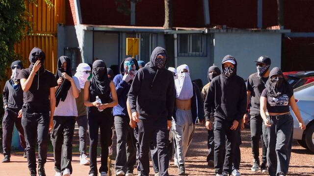 Encapuchados toman prepa 8 por aniversario de los 43 normalistas