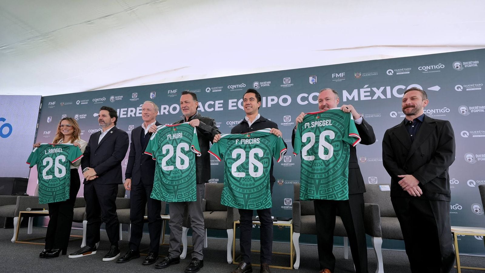 Felifer Macías asiste a la presentación del partido México vs Islandia