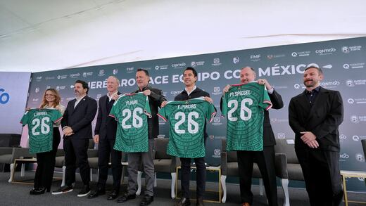 Felifer Macías asiste a la presentación del partido México vs Islandia
