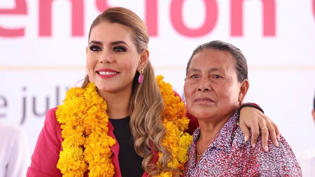 Evelyn Salgado entrega apoyos de Pensión Guerrero