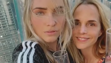 Minnie West junto a su mamá Amparo Serrano