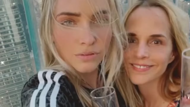 Minnie West junto a su mamá Amparo Serrano