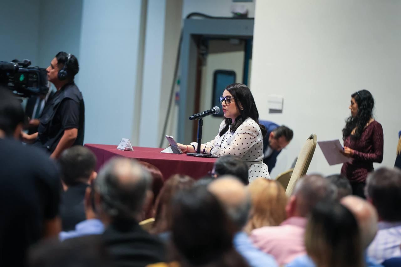 Mujeres participan en la primera audiencia de la Reforma Electoral en Cintermex