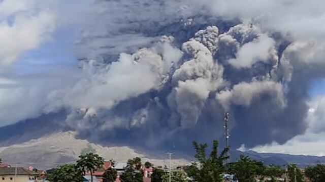 Erupción del volcán Sinabung en Indonesia