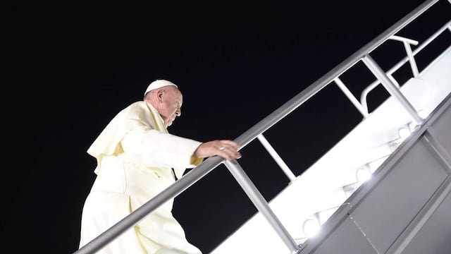 Papa Francisco a punto de abordar el avión que lo llevó a Roma.