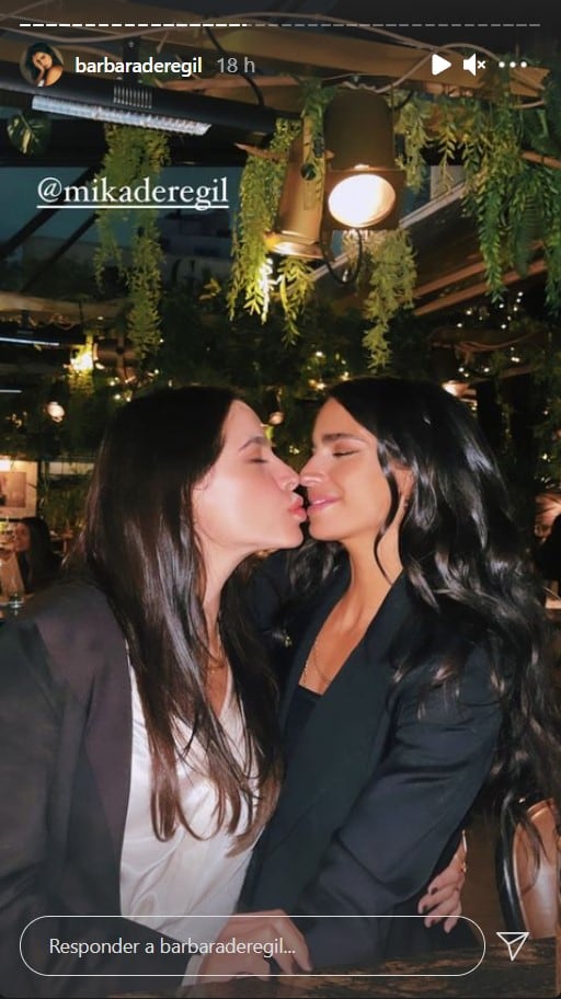 Bárbara de Regil a punto de besar a su hermana