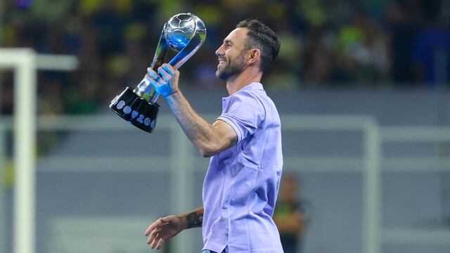 Miguel Layún en el festejo por el bicampeonato del América.
