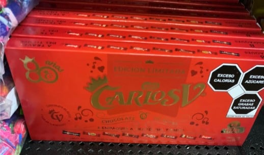 Carlos V caja de aniversario en Walmart