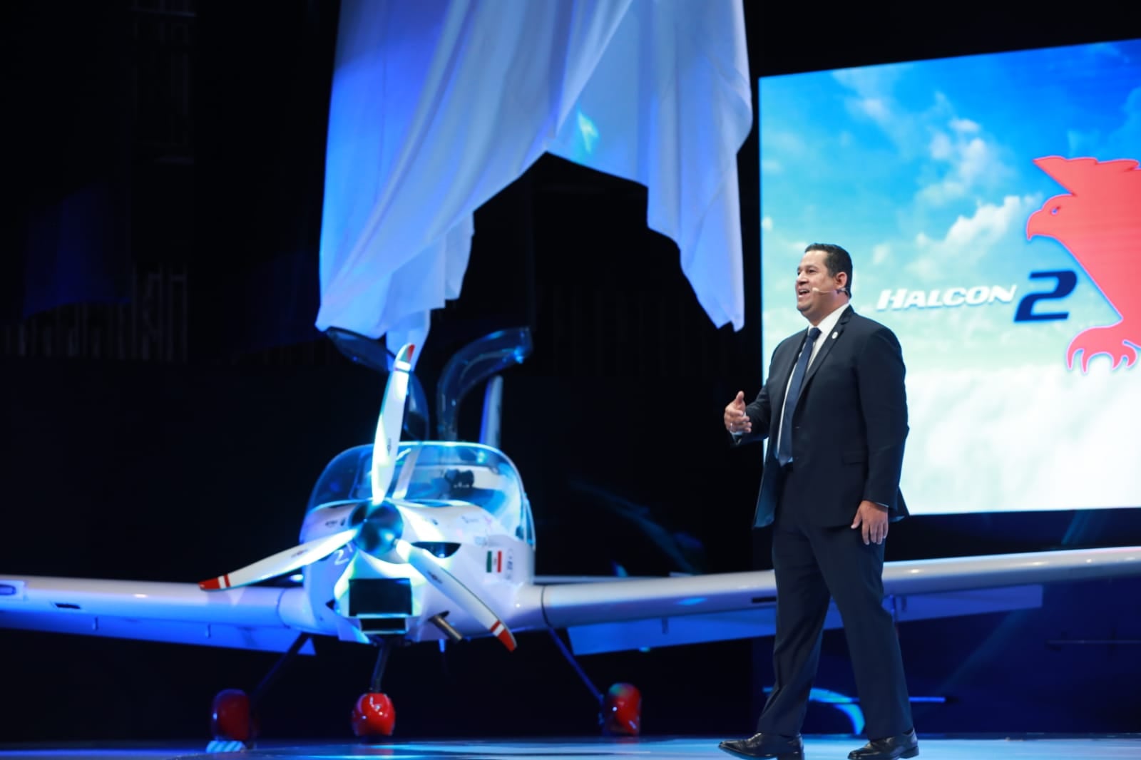 Diego Sinhue presenta el avión Halcon 2