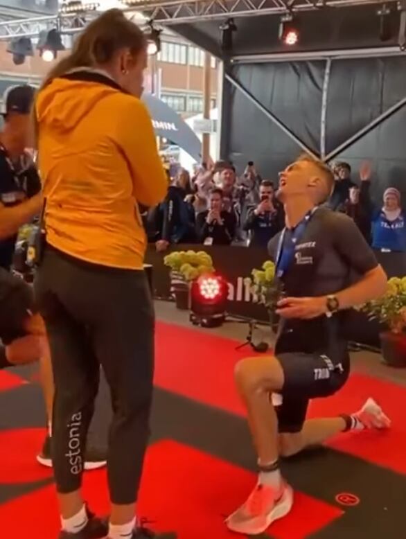 Atleta tiene un calambre cuando pide matrimonio a su pareja