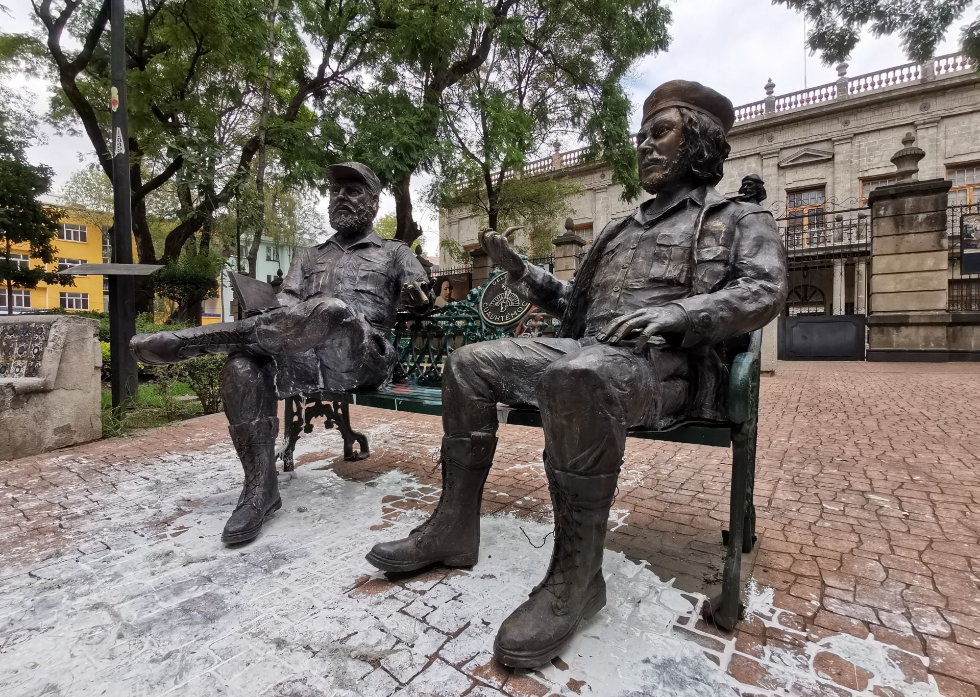 Escultura de Fidel Castro y Che Guevara en Jardín Tabacalera en CDMX