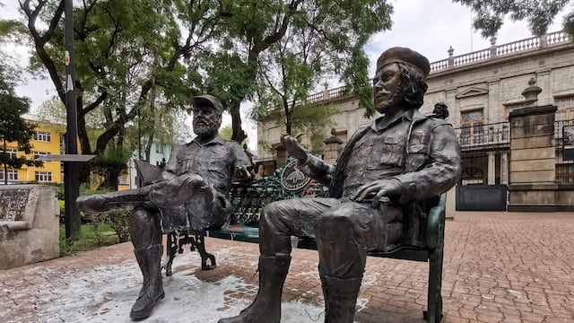 Escultura de Fidel Castro y Che Guevara en Jardín Tabacalera en CDMX
