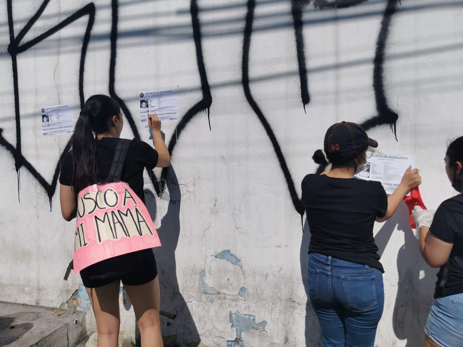 Jornada de pega masiva de fichas de búsqueda de Mayela Álvarez