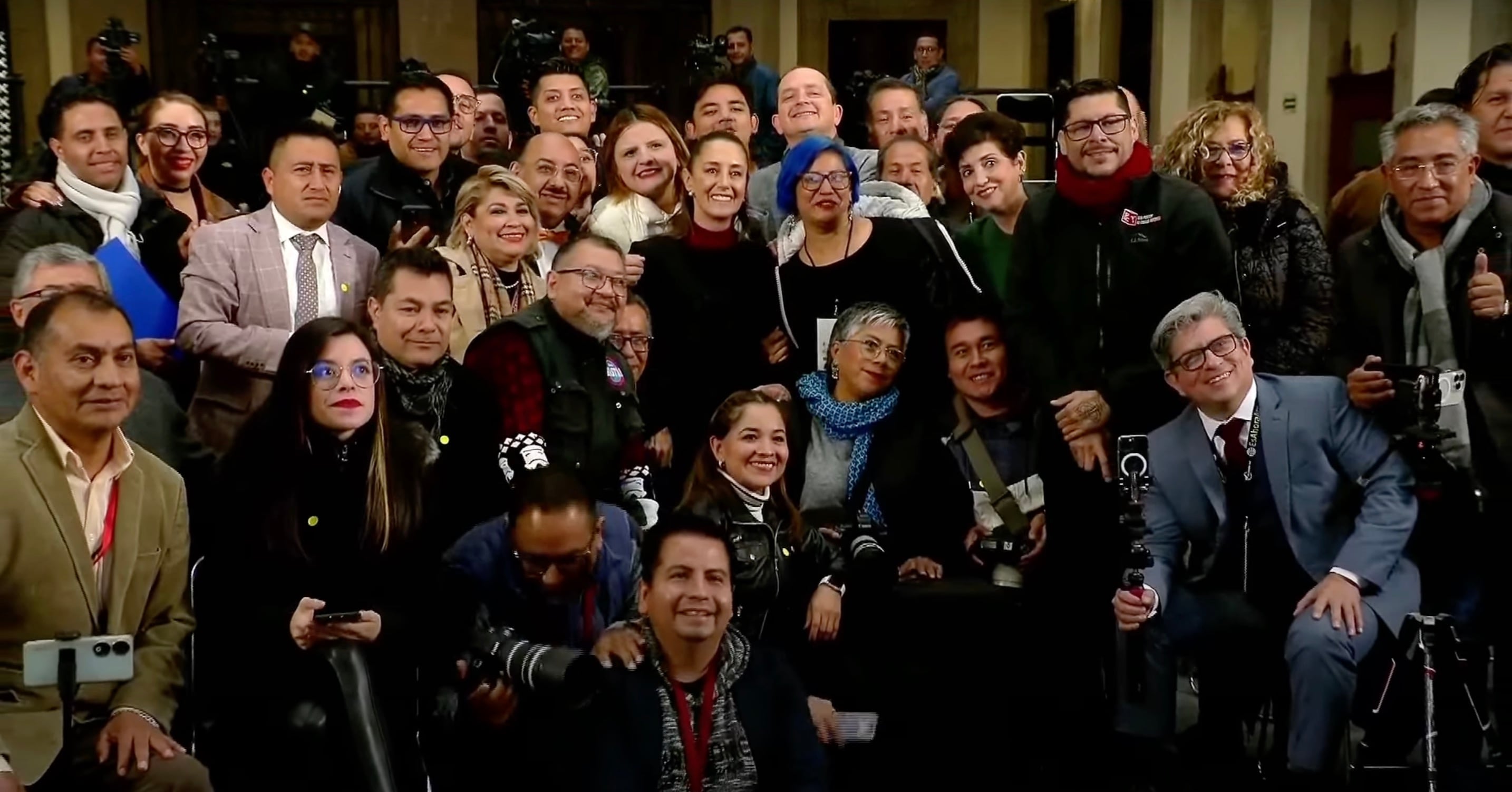 Claudia Sheinbaum se toma fotos con reporteros asistentes a la Mañanera